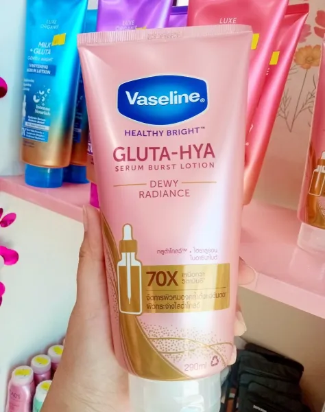 Vaseline Gluta Hya Dewy Radiance Serum in Lotion 290ml	
